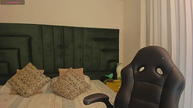 SaraWagner  online show from 24, 10, 2025