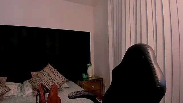 SaraWagner  online show from 11, 4, 2026