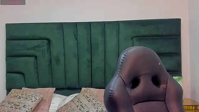 SaraWagner  online show from 12, 4, 2026