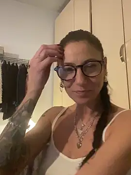 Snapshot of eddivad6974 chatting on 5, 2, 2026 eddivad6974 online show from 5, 2, 2026