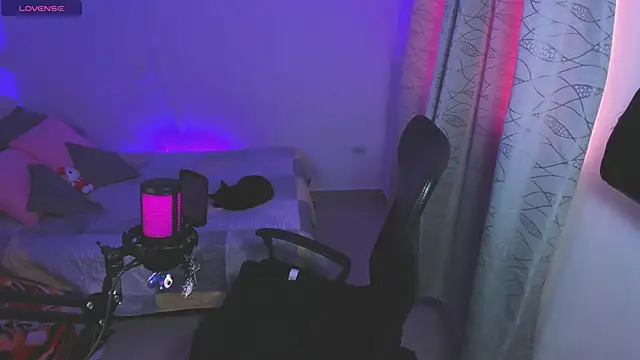 starrraura online show from 10, 4, 2026