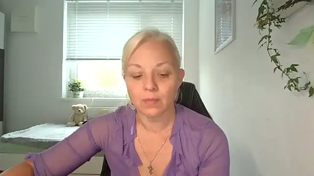 Linsy Kim online show from 15, 10, 2025