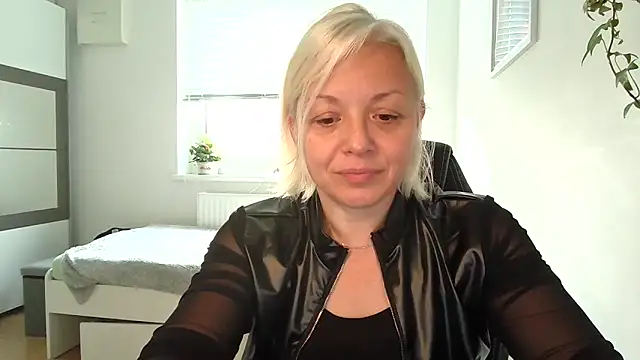 Linsy Kim online show from 21, 10, 2025