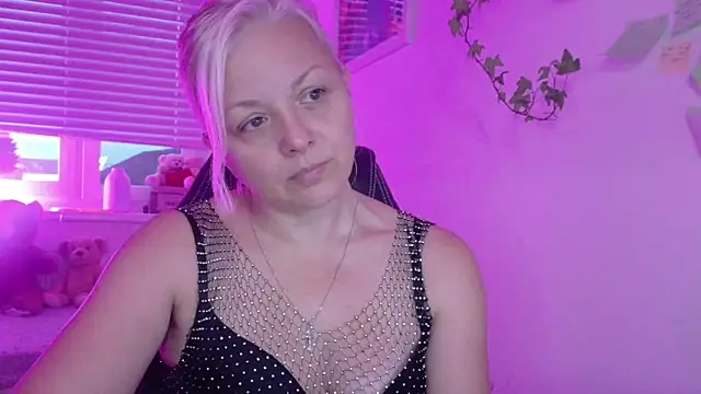 Linsy Kim online show from 4, 12, 2025