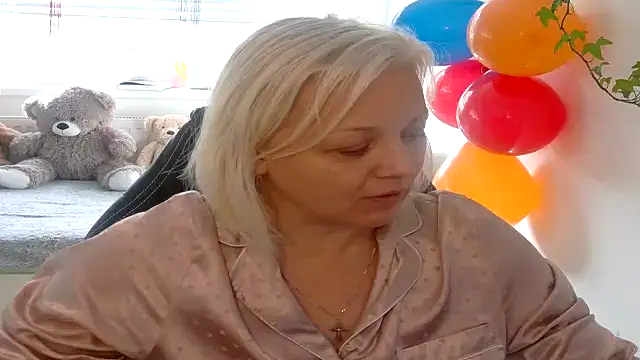 Linsy Kim online show from 18, 12, 2025