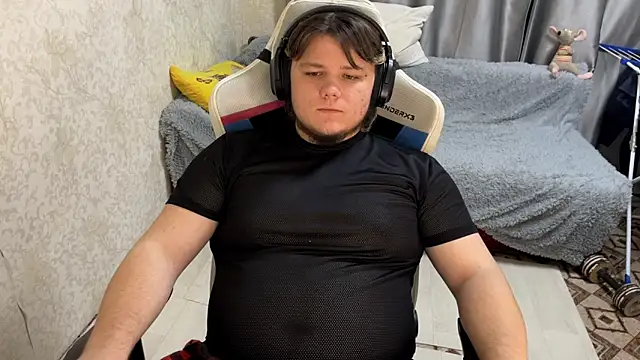 Snapshot of desiredude9 chatting on 4, 10, 2025 desiredude9 online show from 4, 10, 2025