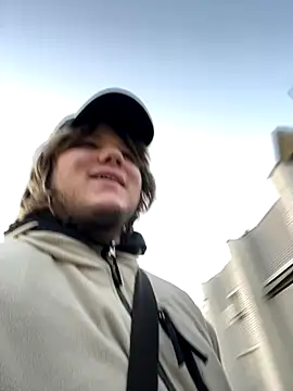 Snapshot of desiredude9 chatting on 18, 10, 2025 desiredude9 online show from 18, 10, 2025