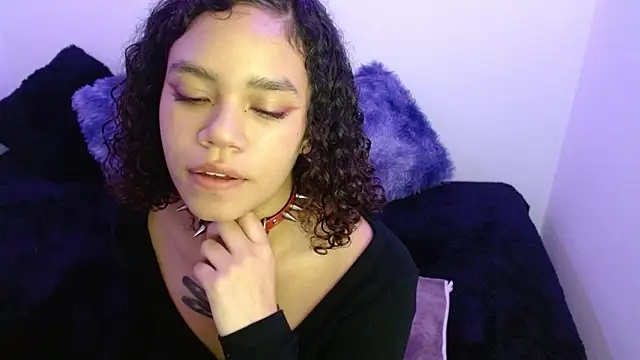 Snapshot of Canela_s1 chatting on 21, 11, 2025 Canela s1 online show from 21, 11, 2025