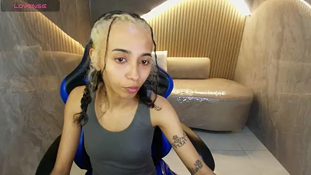 Snapshot of Agnis_ink_r chatting on 8, 10, 2025 Agnis ink r online show from 8, 10, 2025