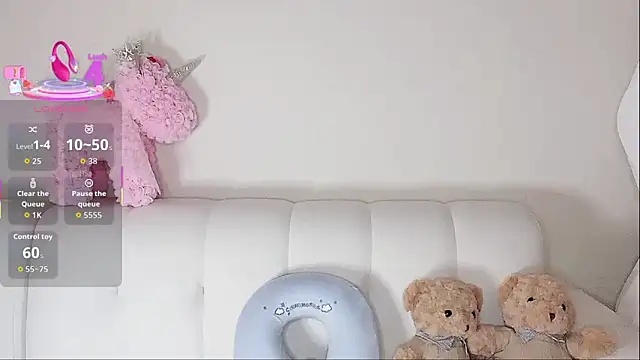 Snapshot of LuLu-Moon chatting on 4, 10, 2025 LuLu-Moon online show from 4, 10, 2025