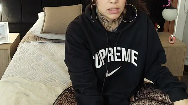 LiaMonroee  online show from 24, 4, 2026