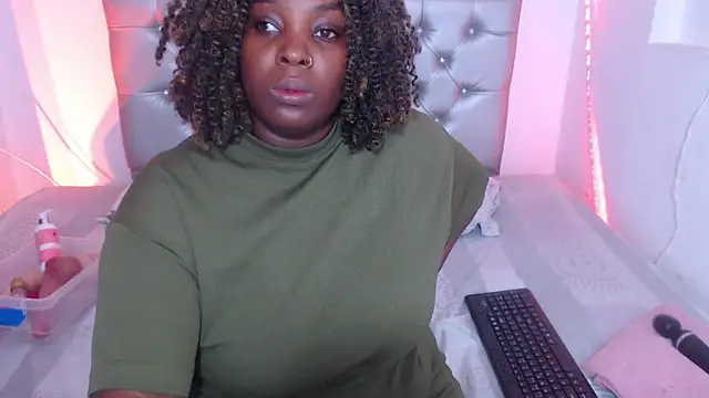 Snapshot of ebony_NeighborMoans chatting on 17, 10, 2025 ebony NeighborMoans online show from 17, 10, 2025