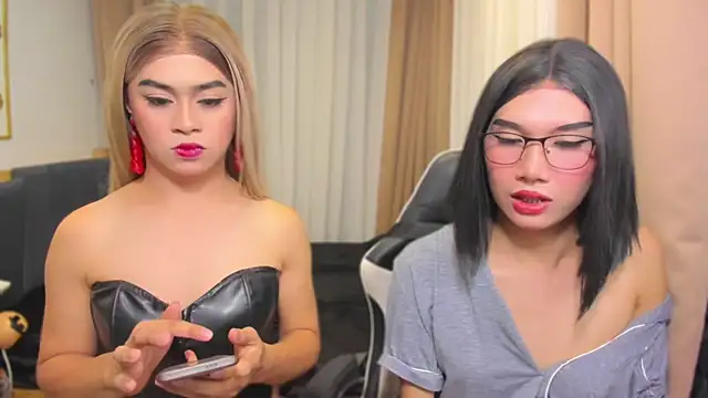 Snapshot of MaxCollins chatting on 18, 12, 2025 MaxCollins online show from 18, 12, 2025