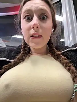 Snapshot of FroggyAnna chatting on 4, 12, 2025 FroggyAnna online show from 4, 12, 2025