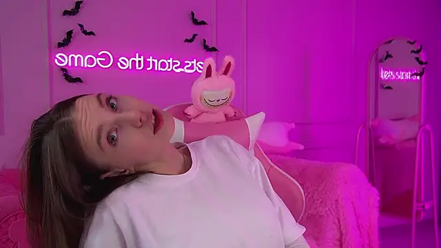 Snapshot of VeronicaVances chatting on 21, 10, 2025 VeronicaVances online show from 21, 10, 2025