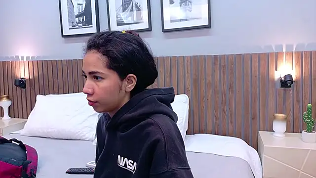 luna roja25 online show from 4, 3, 2026