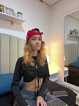 Snapshot of SunshineLizzy chatting on 4, 11, 2025 SunshineLizzy online show from 4, 11, 2025