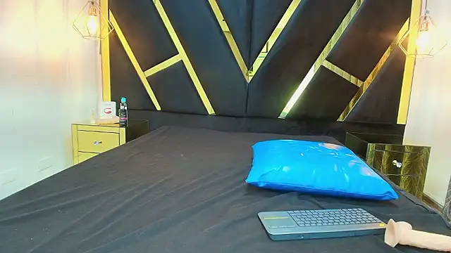 agatha fit online show from 18, 3, 2026