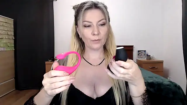 Snapshot of ParadiseAlina chatting on 1, 10, 2025 ParadiseAlina online show from 1, 10, 2025