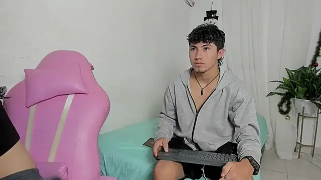 Snapshot of Laura_and_Kevin chatting on 21, 12, 2025 Laura and Kevin online show from 21, 12, 2025