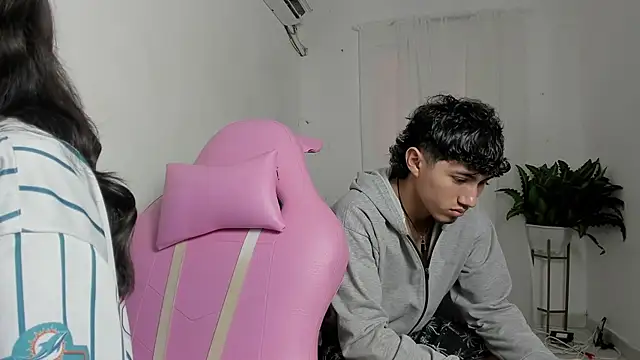 Snapshot of Laura_and_Kevin chatting on 10, 1, 2026 Laura and Kevin online show from 10, 1, 2026