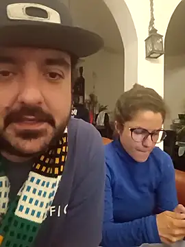 CasalTopaTudo online show from 18, 9, 2025