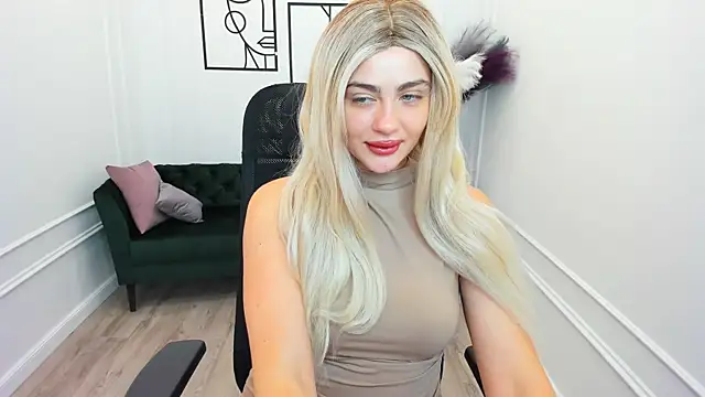 LeslieMineg online show from 10, 11, 2025