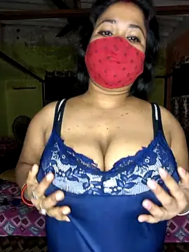 Snapshot of Smile-quien chatting on 2, 12, 2025 Smile-quien online show from 2, 12, 2025