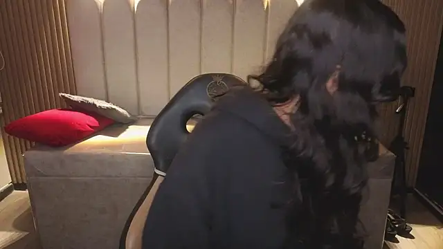  Mia Evans 1 online show from 12, 1, 2026