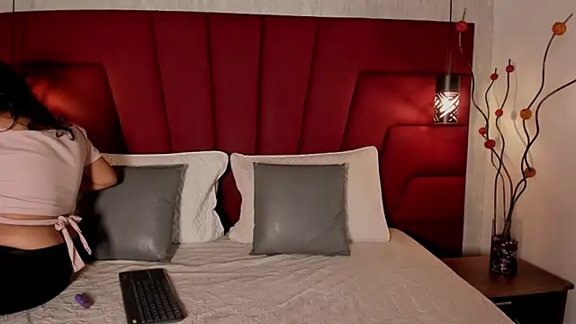 Miranda Laurent online show from 10, 9, 2025