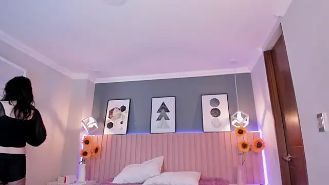 Nina Ford online show from 7, 11, 2025