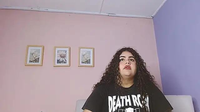 Snapshot of lourdes_moon22 chatting on 9, 9, 2025 lourdes moon22 online show from 9, 9, 2025