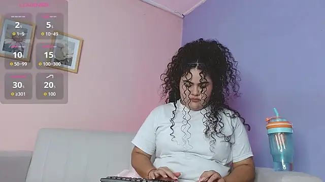 Snapshot of lourdes_moon22 chatting on 9, 10, 2025 lourdes moon22 online show from 9, 10, 2025