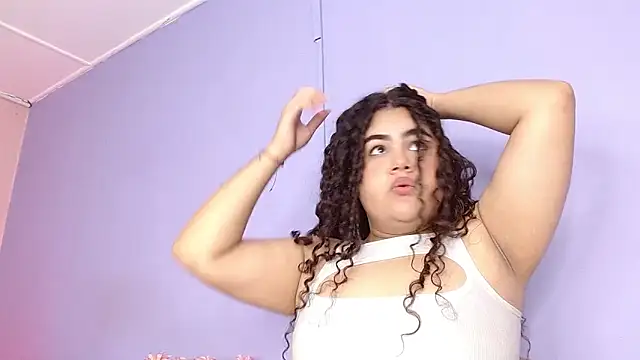 Snapshot of lourdes_moon22 chatting on 18, 10, 2025 lourdes moon22 online show from 18, 10, 2025