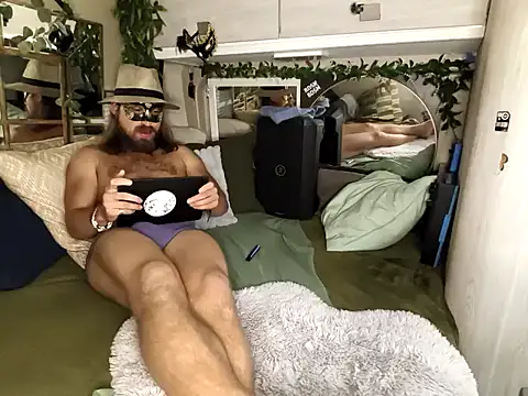 JuliCarl online show from 7, 10, 2025