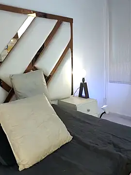 Niicolle Evanss online show from 15, 4, 2026