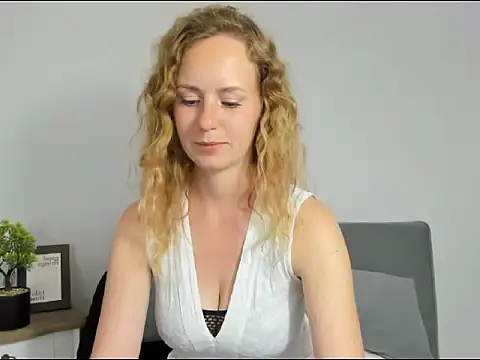 Snapshot of LyraHotty chatting on 11, 9, 2025 LyraHotty online show from 11, 9, 2025