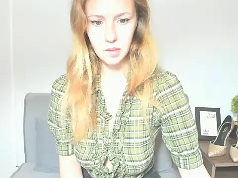 Snapshot of LyraHotty chatting on 18, 10, 2025 LyraHotty online show from 18, 10, 2025