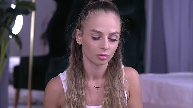 Snapshot of ElaraShine chatting on 12, 9, 2025 ElaraShine online show from 12, 9, 2025