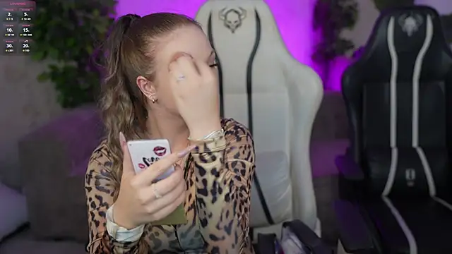 Snapshot of Ella_054 chatting on 29, 9, 2025 Ella 054 online show from 29, 9, 2025