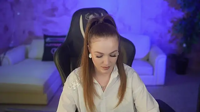 Snapshot of Ella_054 chatting on 2, 11, 2025 Ella 054 online show from 2, 11, 2025