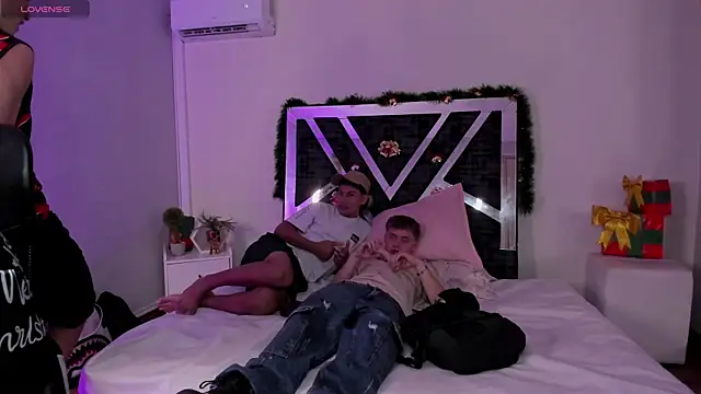 Snapshot of Handsomeboyss19 chatting on 17, 12, 2025 Handsomeboyss19 online show from 17, 12, 2025