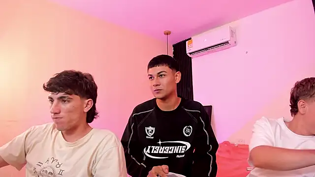 Snapshot of Handsomeboyss19 chatting on 3, 2, 2026 Handsomeboyss19 online show from 3, 2, 2026