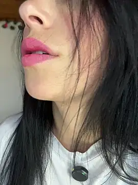 Mia salinass online show from 28, 7, 2026