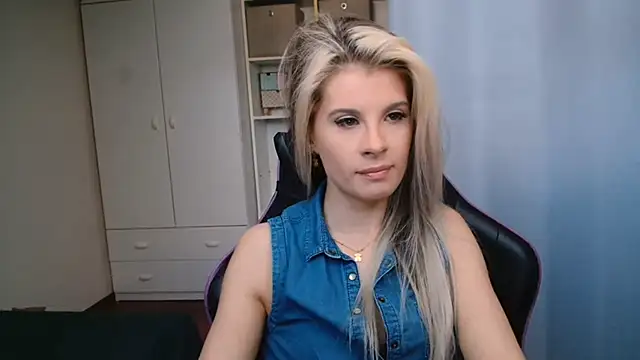 Snapshot of KristineGlow chatting on 6, 5, 2026 KristineGlow online show from 6, 5, 2026