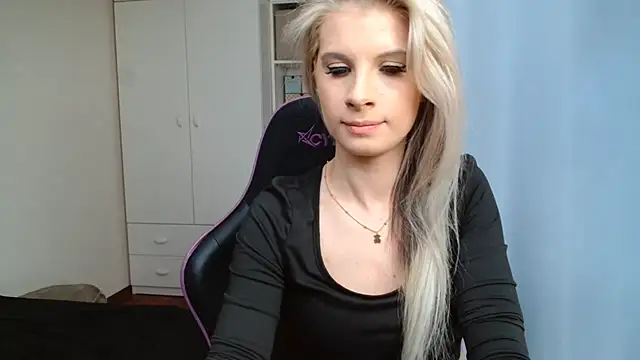 Snapshot of KristineGlow chatting on 8, 6, 2026 KristineGlow online show from 8, 6, 2026
