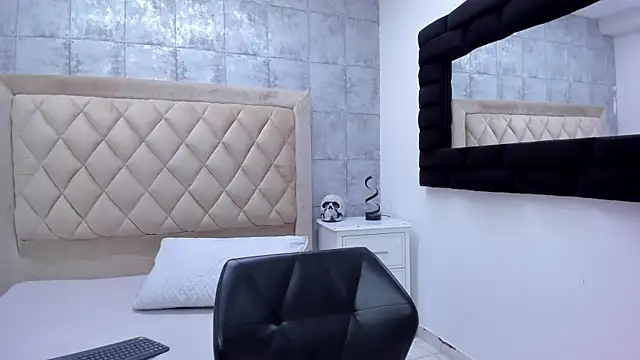 RoxanneStorm  online show from 11, 11, 2025