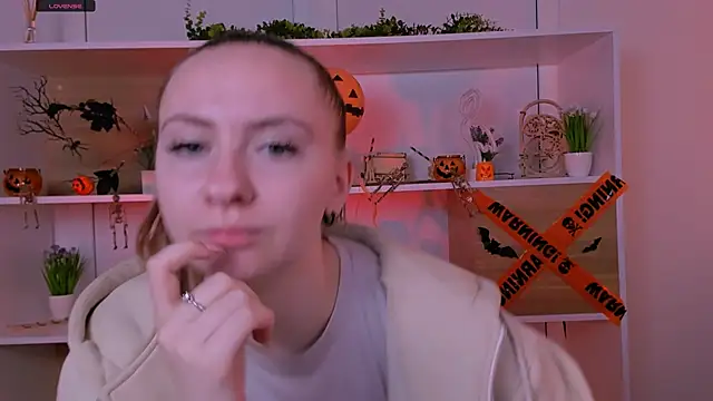 mila glow1 online show from 3, 11, 2025