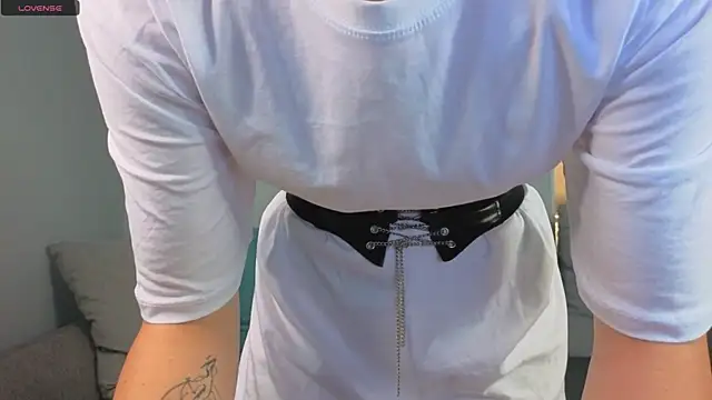 Snapshot of JuliannaWenger chatting on 25, 10, 2025 JuliannaWenger online show from 25, 10, 2025