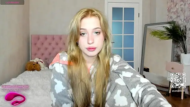 Snapshot of LightStar_18 chatting on 2, 10, 2025 LightStar 18 online show from 2, 10, 2025